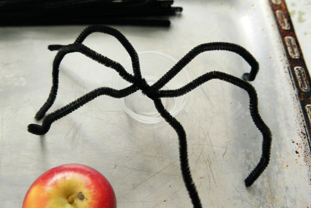Make Pipe Cleaner Apples - Make and Takes