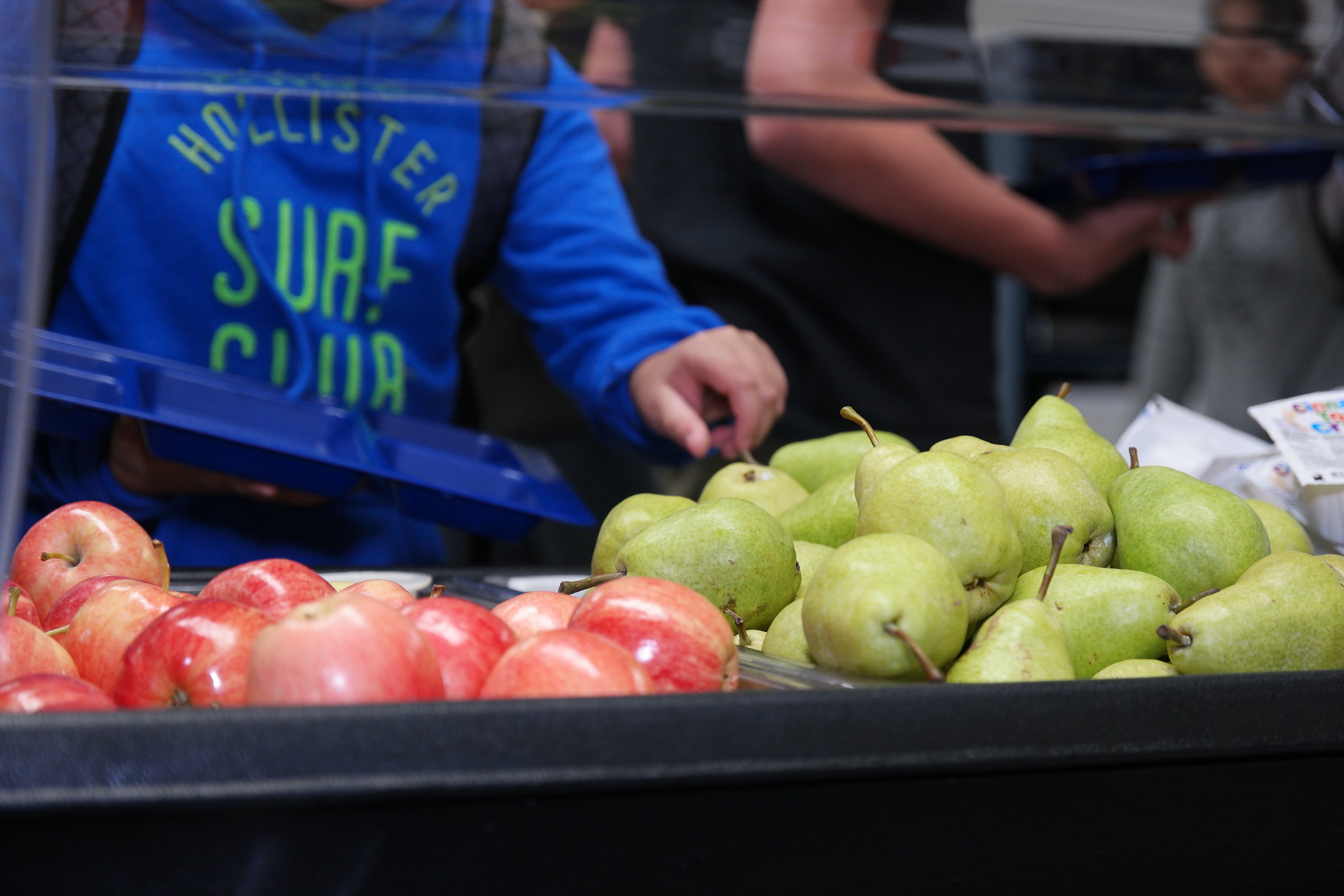 Children choosing Chelan Fresh apples and pears from their school's donated breakfast cart